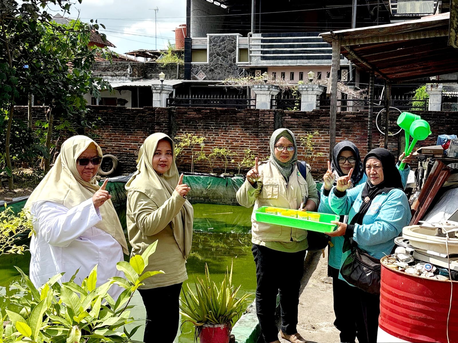 Petugas puskesmas dan kader Kesehatan ketika survey dan sosialisasi pencegahan nyamuk. (kominfo