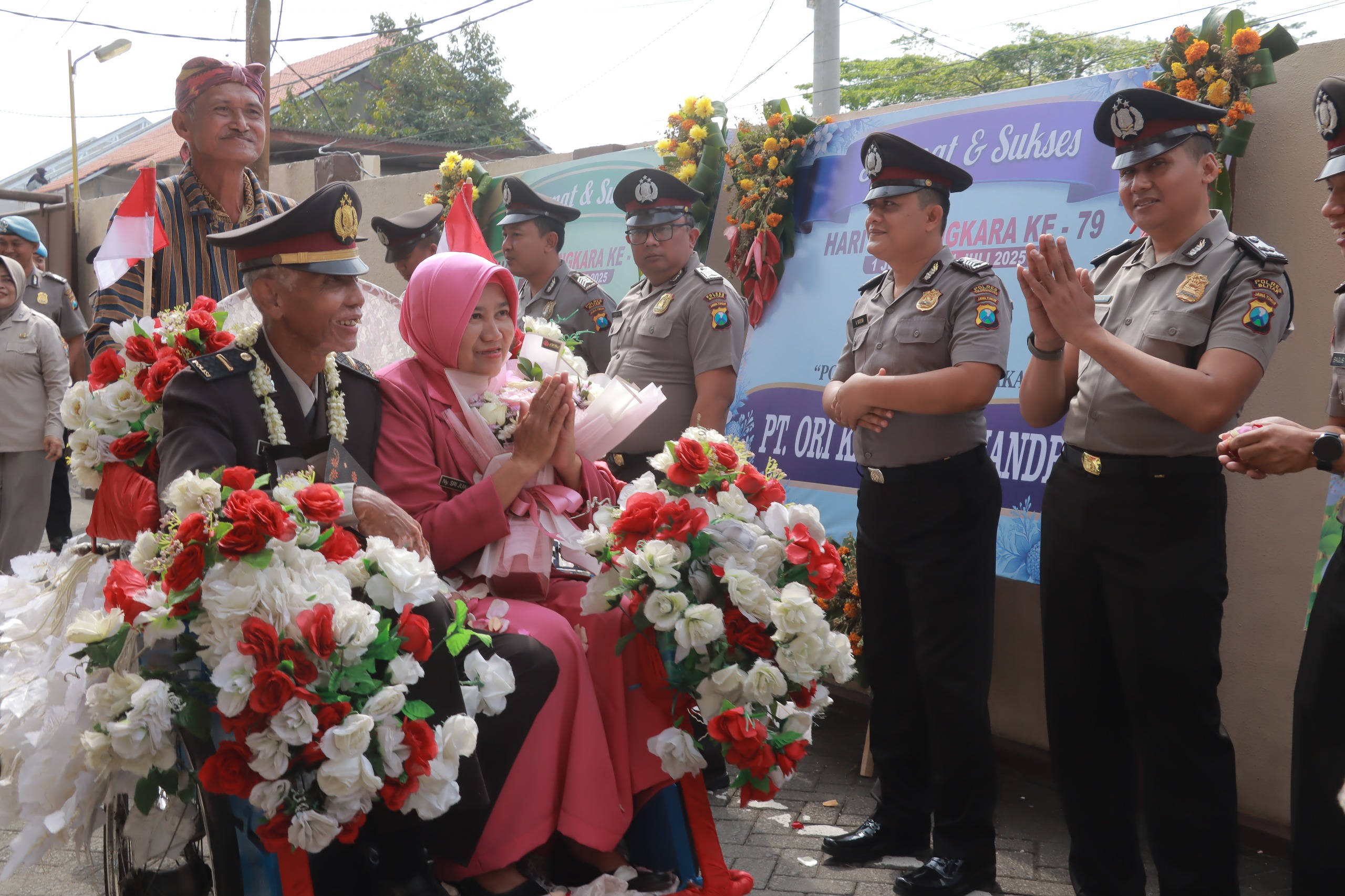 Penuh Haru, Polres Blitar Lepas Tiga Personel yang Memasuki Masa Pensiun