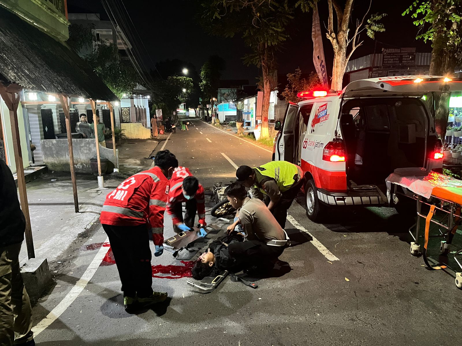 Kecelakaan di Jalan Musi Blitar, Pemotor Tabrak Kijang dan Alami Luka Serius