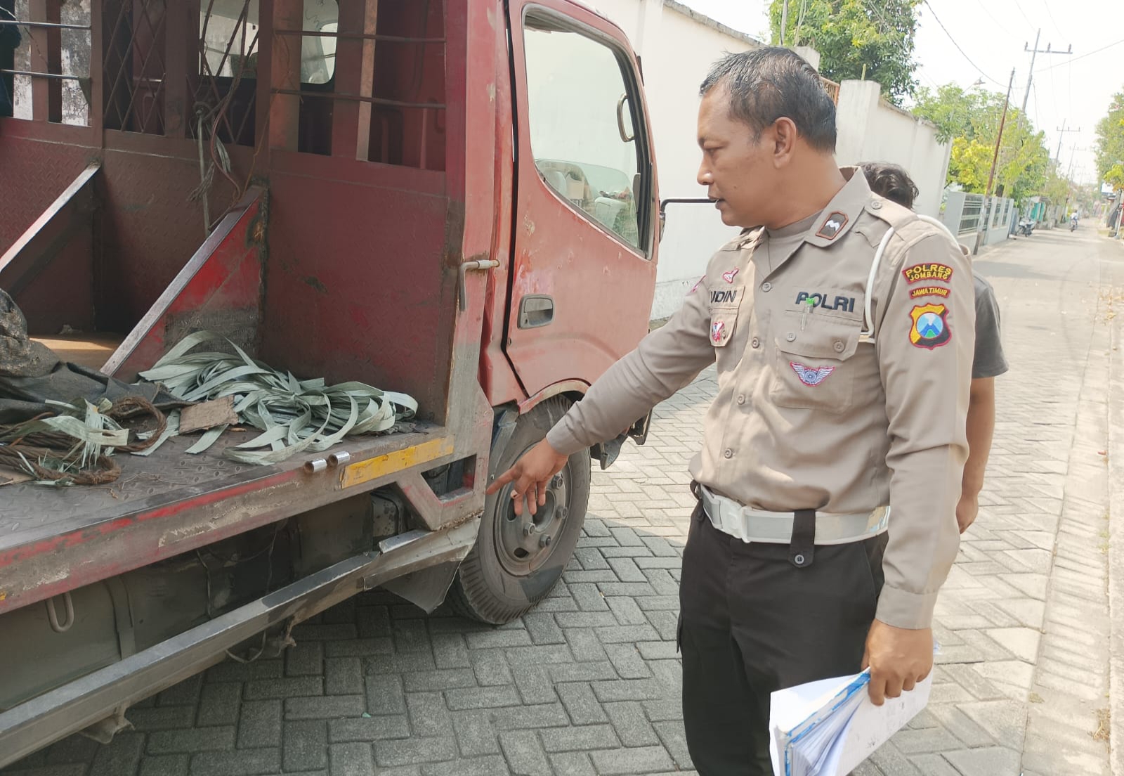 Truk dan sepeda motor yang terlibat kecelakaan di Ploso, Jombang