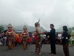 Ribuan Wisatawan Ramaikan Larung Sesaji Gunung Kelud, Simbol Syukur dan Kearifan Lokal