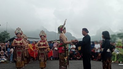 Ribuan Wisatawan Ramaikan Larung Sesaji Gunung Kelud, Simbol Syukur dan Kearifan Lokal