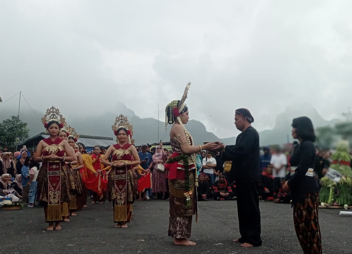 Ribuan Wisatawan Ramaikan Larung Sesaji Gunung Kelud, Simbol Syukur dan Kearifan Lokal