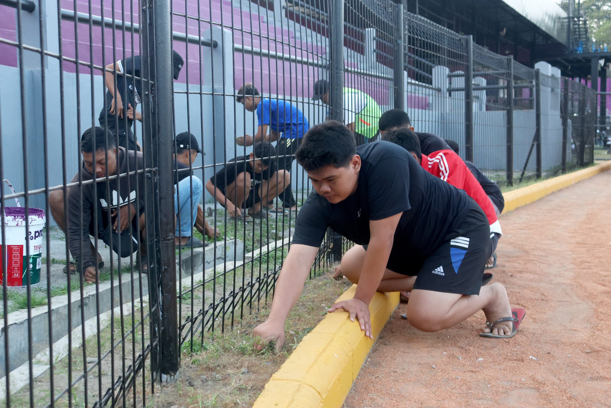 Suporter Persik Kediri Gelar Aksi Bersih-Bersih Stadion Brawijaya, Tunjukkan Cinta Tanpa Syarat