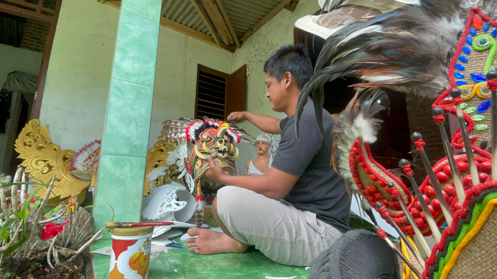 Dari Limbah Jadi Cuan, Perajin Kostum Karnaval di Wonosalam Raup Omzet Dua Digit