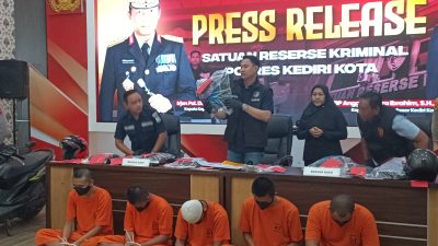 Kasat Reskrim Polres Kediri Kota saat menunjukkan barang bukti kasus pengeroyokan (rizky