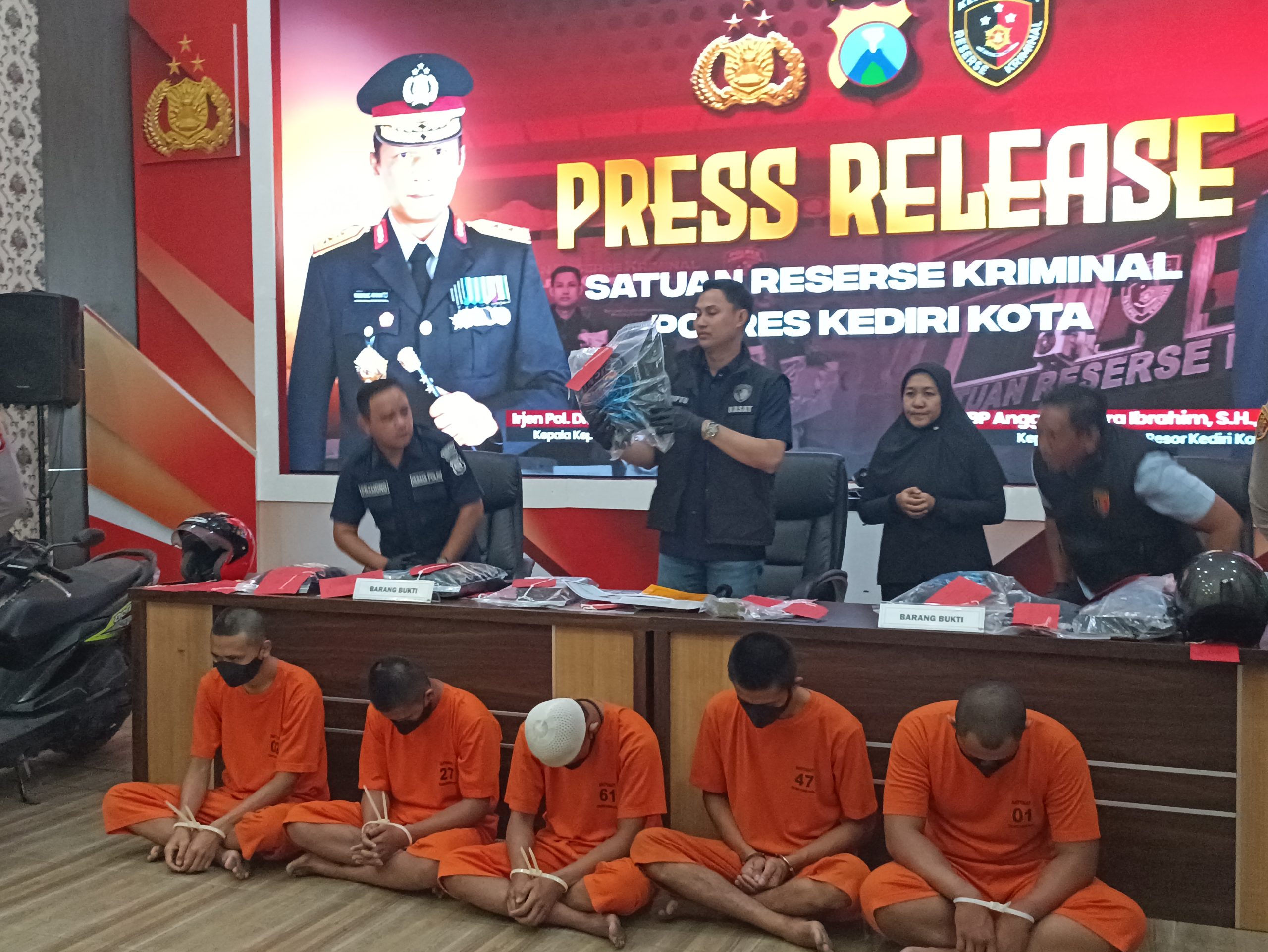 Kasat Reskrim Polres Kediri Kota saat menunjukkan barang bukti kasus pengeroyokan (rizky