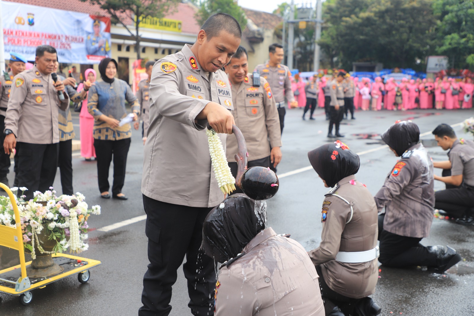 Momentum Bhayangkara, 73 Anggota Polres Kediri Naik Pangkat, Dibarengi Tradisi Siraman