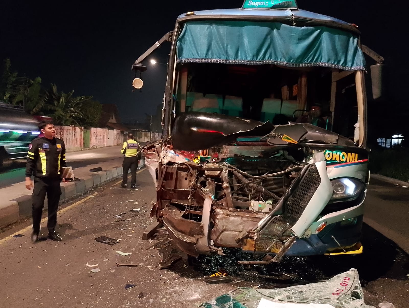 Bus Sugeng Rahayu Hantam Truk di Jombang, Sopir Terjepit dan Alami Luka Serius