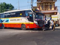 Diduga Melanggar Marka Jalan, Bus Harapan Jaya Terlibat Kecelakaan dengan Pemotor di Kediri