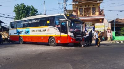 Diduga Melanggar Marka Jalan, Bus Harapan Jaya Terlibat Kecelakaan dengan Pemotor di Kediri