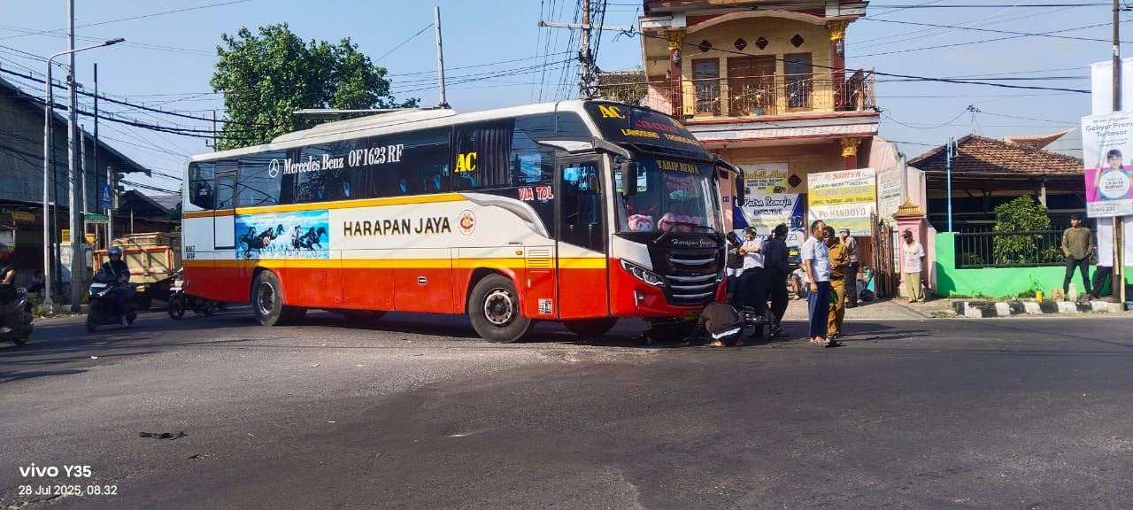 Diduga Langgar Marka Jalan, Bus Harapan Jaya Terlibat Kecelakaan dengan Pemotor di Kediri
