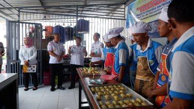 Siapkan Masa Depan, Lapas Jombang Bekali Narapidana Keterampilan Membuat Kue