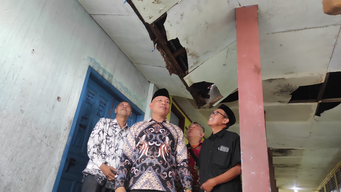 Legislator Jatim Tinjau Sekolah Tua di Mojowarno, Soroti Kondisi Bangunan Memprihatinkan