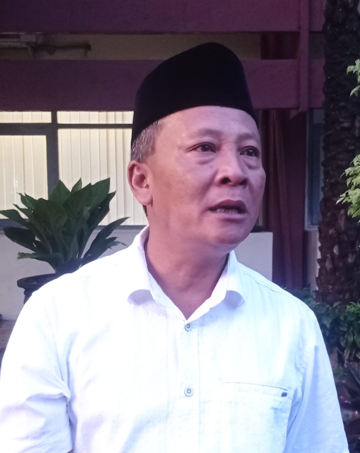 Sukadi: Penggunaan Sound Horeg Saat Pawai Harus Patuhi Batasan Teknis KEDIRI, LINGKARWILIS.COM – Pemerintah Kabupaten Kediri menekankan pentingnya edukasi kepada panitia pawai karnaval terkait penggunaan sound system berdaya tinggi atau yang biasa disebut sound horeg. Hal ini disampaikan oleh Asisten II Bidang Pembangunan dan Kesejahteraan Rakyat, Sukadi, menyusul terbitnya Surat Edaran (SE) terkait tata tertib pawai Agustusan. Sukadi meminta camat dan kepala desa aktif menyosialisasikan aturan kepada penyelenggara karnaval di masing-masing wilayah agar kegiatan berlangsung tertib dan sesuai regulasi. "Penggunaan sound horeg dibatasi, tidak boleh melebihi kapasitas empat boks subwoofer double speaker, atau enam subwoofer single speaker. Ukuran maksimal sound system juga diatur: lebar tiga meter dan tinggi 3,5 meter," ujar Sukadi, Minggu (27/7/2025). Selain itu, Pemkab Kediri juga menetapkan ambang batas kebisingan maksimal pada angka 70 Desibel A (dB A), dengan jarak antar kendaraan minimal 100 meter. Penggunaan sound system hanya diperbolehkan hingga pukul 22.00 WIB. Sukadi juga mengingatkan bahwa volume harus dihentikan saat adzan berkumandang atau jika terjadi kedukaan di lingkungan sekitar pawai. "Panitia bertanggung jawab penuh atas pelaksanaan kegiatan. Jika melanggar, maka Satgas berhak menghentikan kegiatan sesuai peraturan dan undang-undang yang berlaku," tegasnya. Kebijakan ini merupakan bagian dari upaya menjaga ketertiban umum dan memberikan ruang yang aman serta nyaman bagi masyarakat selama perayaan HUT ke-80 Republik Indonesia di Kabupaten Kediri.