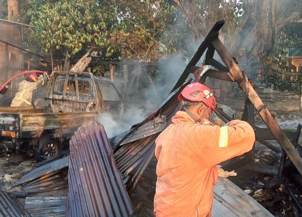 Usaha Mebel di Jombang Terbakar, Satu Unit Mobil Ikut Hangus