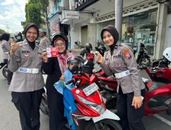 Pengendara Tertib Lalu Lintas Dapat Hadiah dari Polisi di Kota Kediri