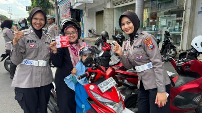 Pengendara Tertib Lalu Lintas Dapat Hadiah dari Polisi di Kota Kediri