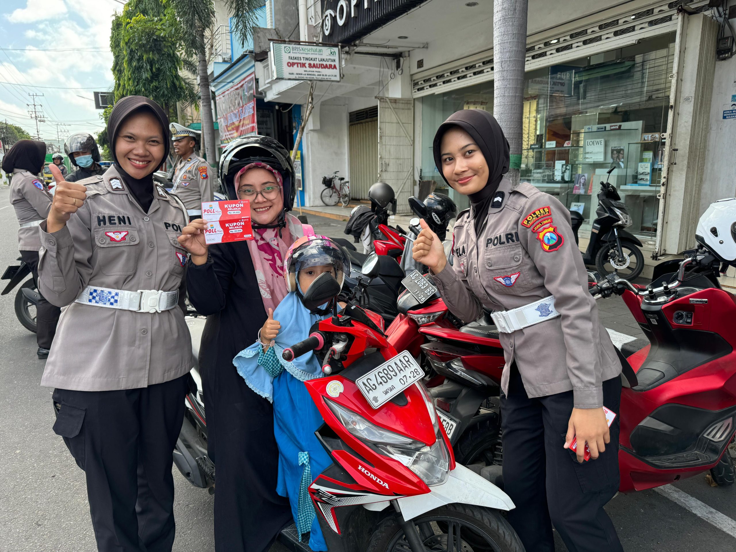 Pengendara Tertib Lalu Lintas Dapat Hadiah dari Polisi di Kota Kediri