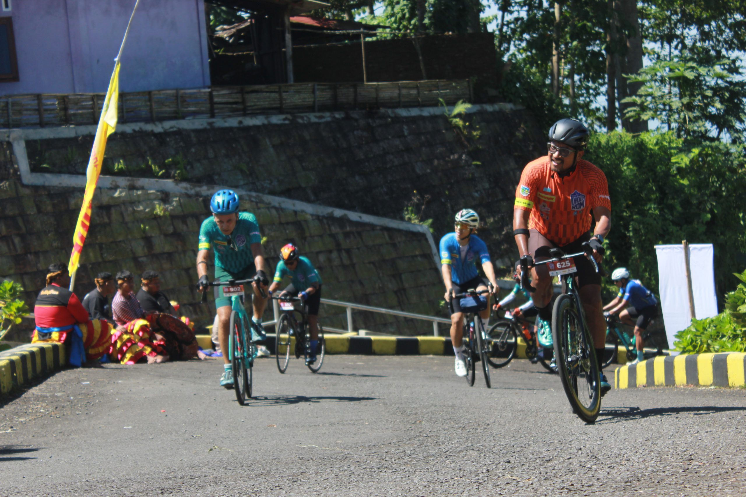 Pesona Tanjakan Dholo Uji Ketangguhan Ratusan Pesepeda Dalam Event Kediri Dholo KOM 2025