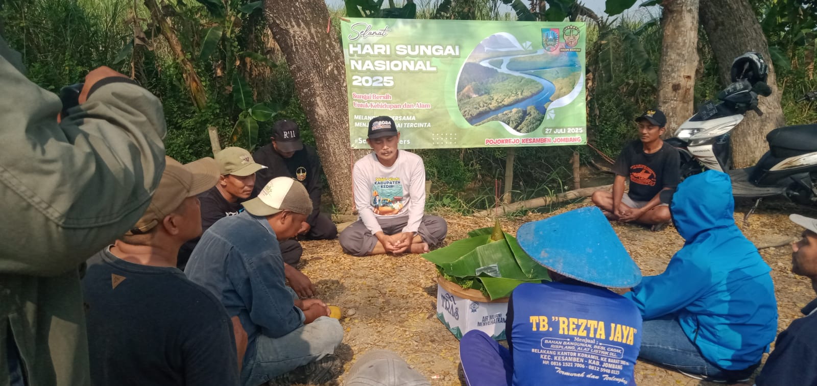 Rayakan Hari Sungai Nasional, Warga Kesamben Tebar Ribuan Bibit Lele