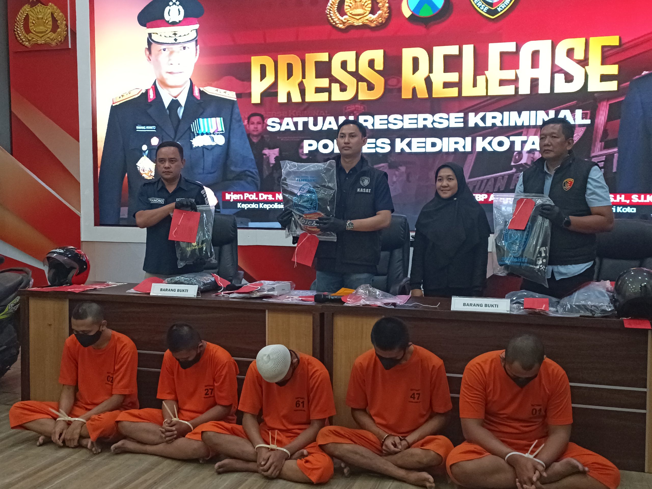 Polres Kediri Kota Tangkap Dua Pelaku Pencurian Ponsel di Dua Lokasi Berbeda