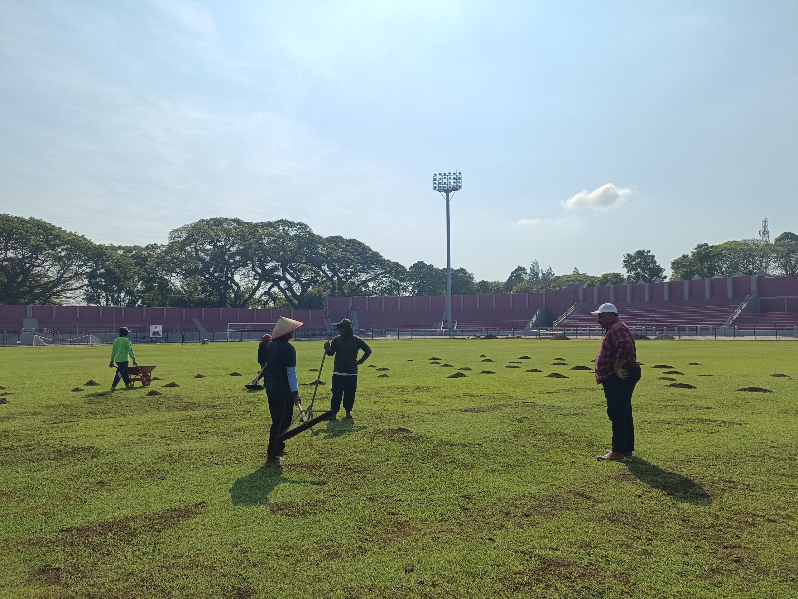 Perbaikan Stadion Brawijaya Dikebut, Pengecatan Hampir Rampung dan Rumput Diperhalus
