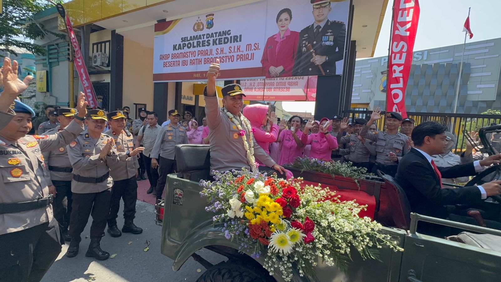 Tradisi Pedang Pora Iringi Sertijab Kapolres Kediri, AKBP Bramastyo Gantikan AKBP Bimo Ariyanto