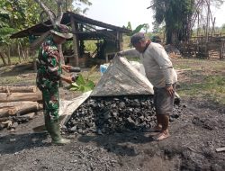 Satgas TMMD 125 Sapa Perajin Arang di Ngusikan, Wujudkan Kemanunggalan TNI dan Rakyat