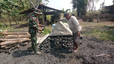 Satgas TMMD 125 Sapa Perajin Arang di Ngusikan, Wujudkan Kemanunggalan TNI dan Rakyat