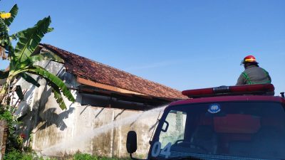 Atap Sekolah SDN Dusun Banjarpoh Terbakar, Api Diduga dari Pembakaran Sampah!