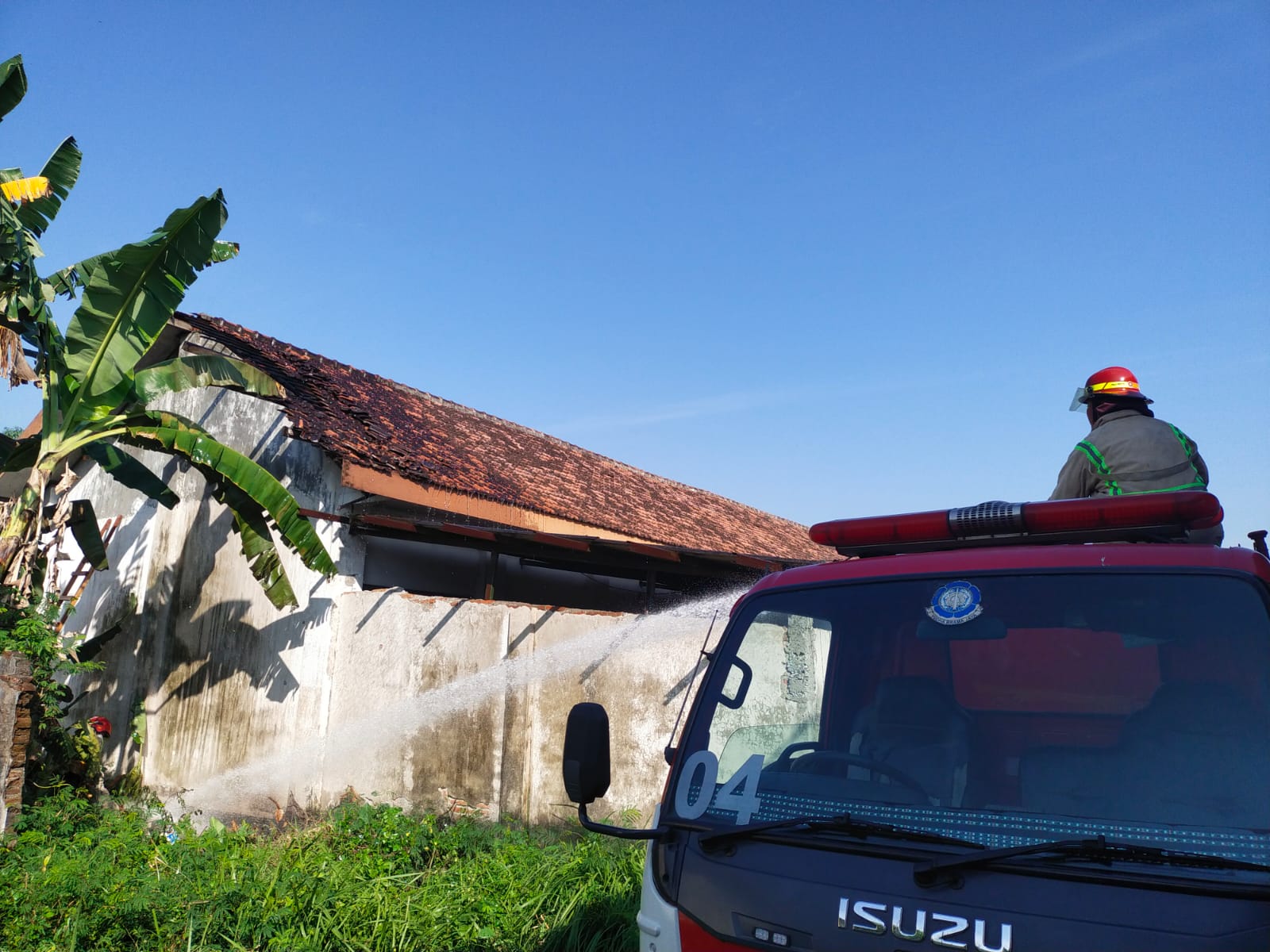 Atap Sekolah SDN Dusun Banjarpoh Terbakar, Api Diduga dari Pembakaran Sampah!