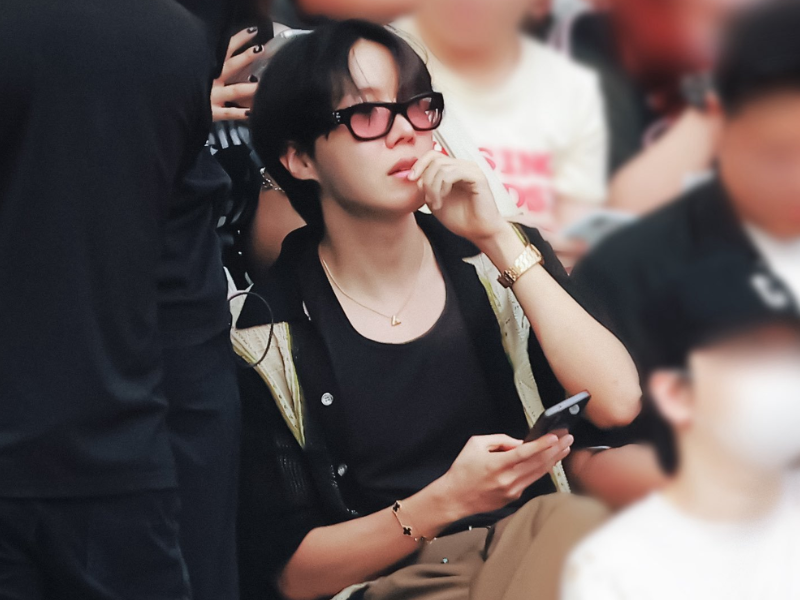 J-Hope BTS Jadi Sorotan Ditengah Kerumunan Penonton, Nikmati Konser BLACKPINK dengan Antusias!