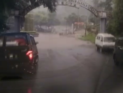 Hujan Deras Genangi Akses ke Selecta, Gorong-Gorong Tersumbat Jadi Penyebab