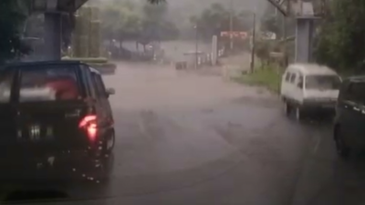 Hujan Deras Genangi Akses ke Selecta, Gorong-Gorong Tersumbat Jadi Penyebab