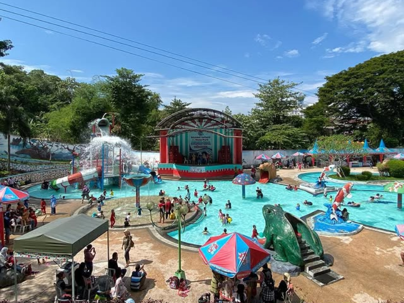 Liburan Seru di Tengah Kota, Water Park Sumber Udel Blitar Tawarkan Sensasi Segar Air Sumber Alami