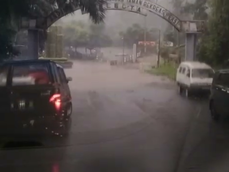 Hujan Deras Genangi Akses ke Selecta, Gorong-Gorong Tersumbat Jadi Penyebab