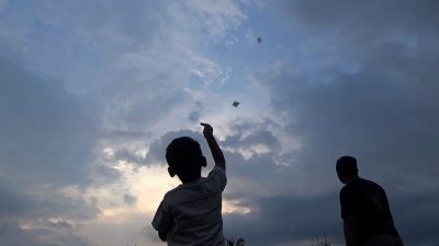 Demam Layangan Aduan Warnai Liburan Sekolah di Ponorogo