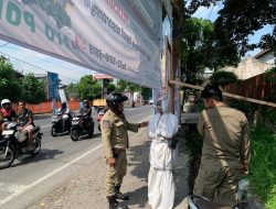 Ngamen Pakai Kostum Pocong, Pria Asal Semarang Diamankan Satpol PP Kediri