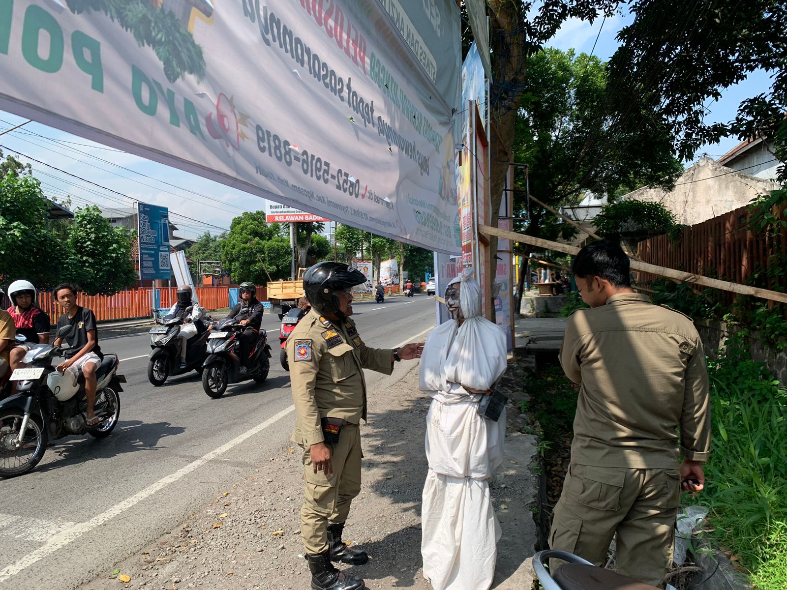 Ngamen Pakai Kostum Pocong, Pria Asal Semarang Diamankan Satpol PP Kediri
