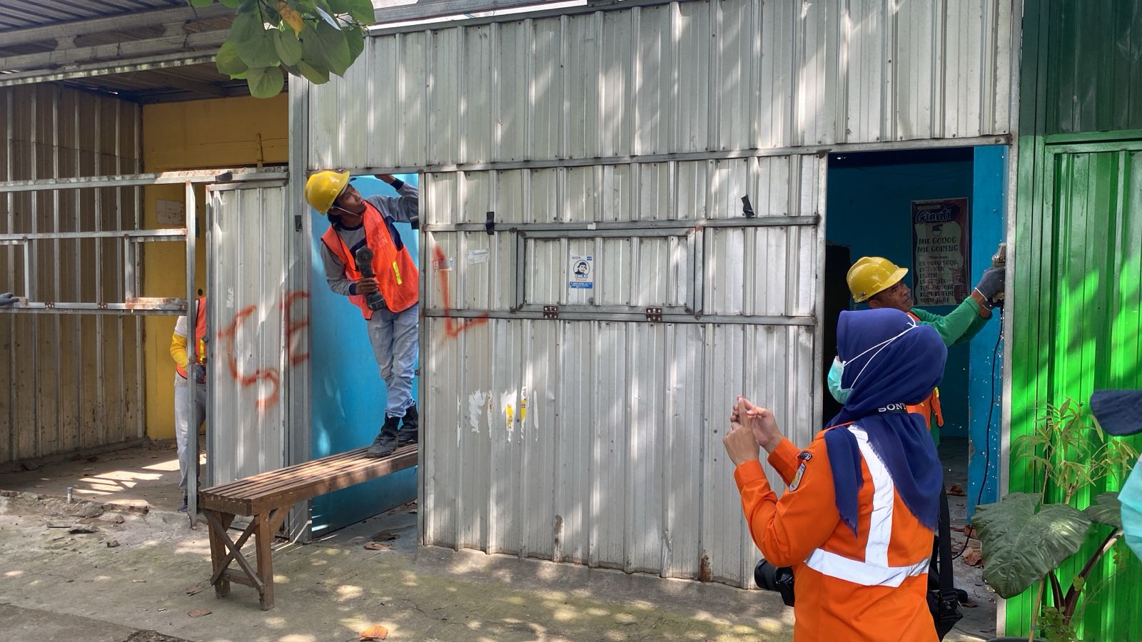 PT KAI Bongkar Warung Liar di Atas Aset Jalur KA Madiun–Ponorogo, Diduga Jadi Lokasi Prostitusi