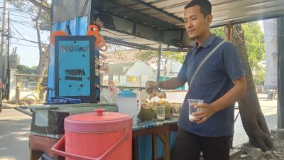 Musim Kemarau Tak Selalu Menguntungkan, Penjual Es Kelapa Muda Ini Raup Untung Hanya di Bulan Tertentu
