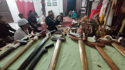 Ratusan Pusaka Termasuk Keris dan Tombak Bung Karno Dijamas di Situs Persada Kediri