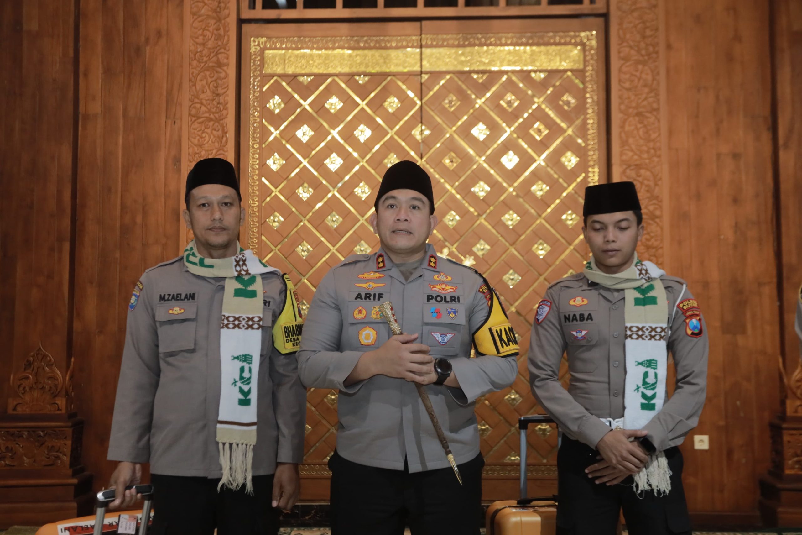 Dua Anggota Polres Blitar Berangkat Umrah Sebagai Bentuk Penghargaan