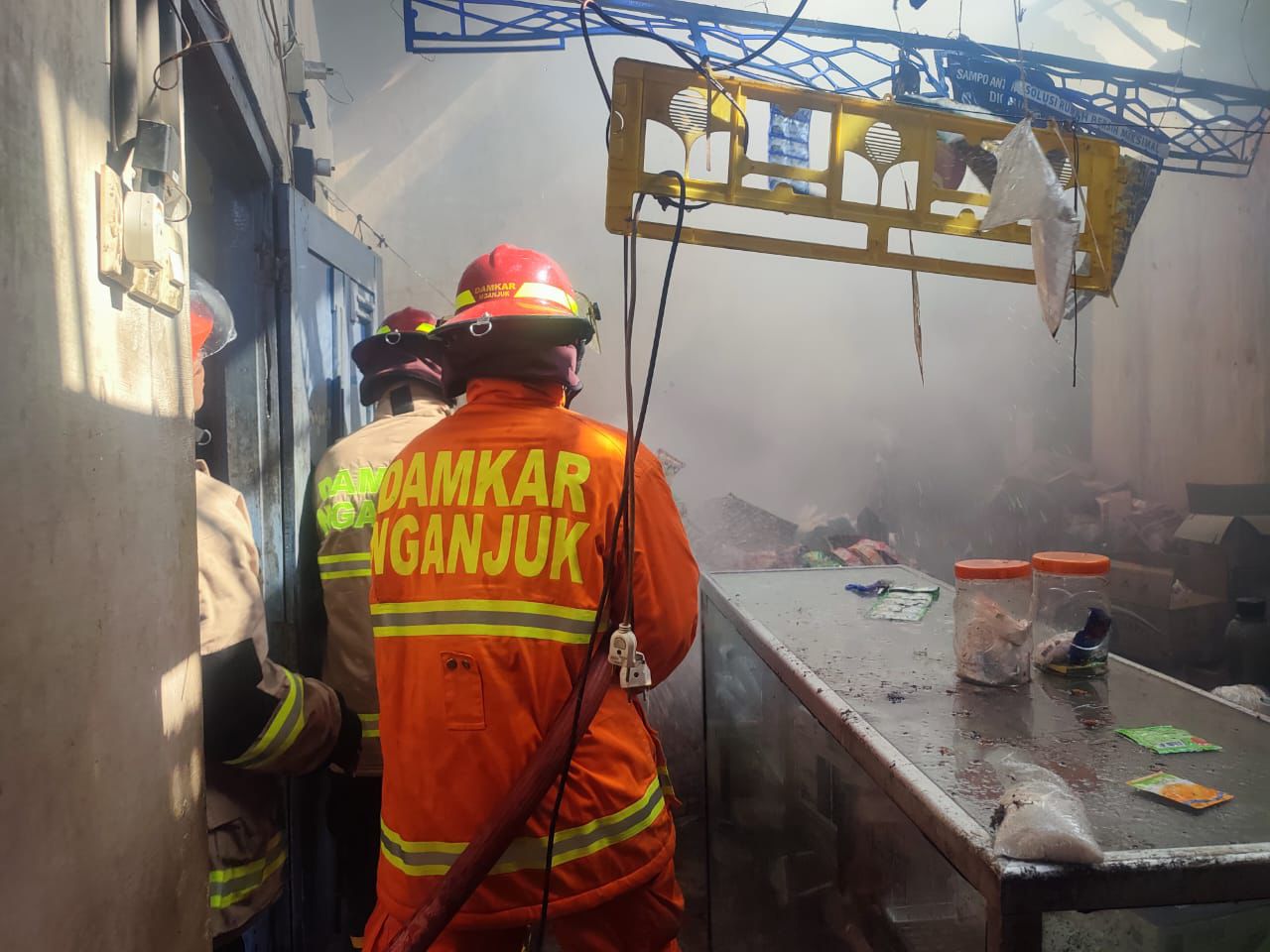 Kebakaran Hanguskan Dua Ruko di Pasar Mungkung Rejoso, Kerugian Capai Rp150 Juta