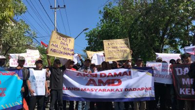 Warga Desa Dadapan Kepung Kejari Nganjuk, Desak Penuntasan Dugaan Korupsi Kades