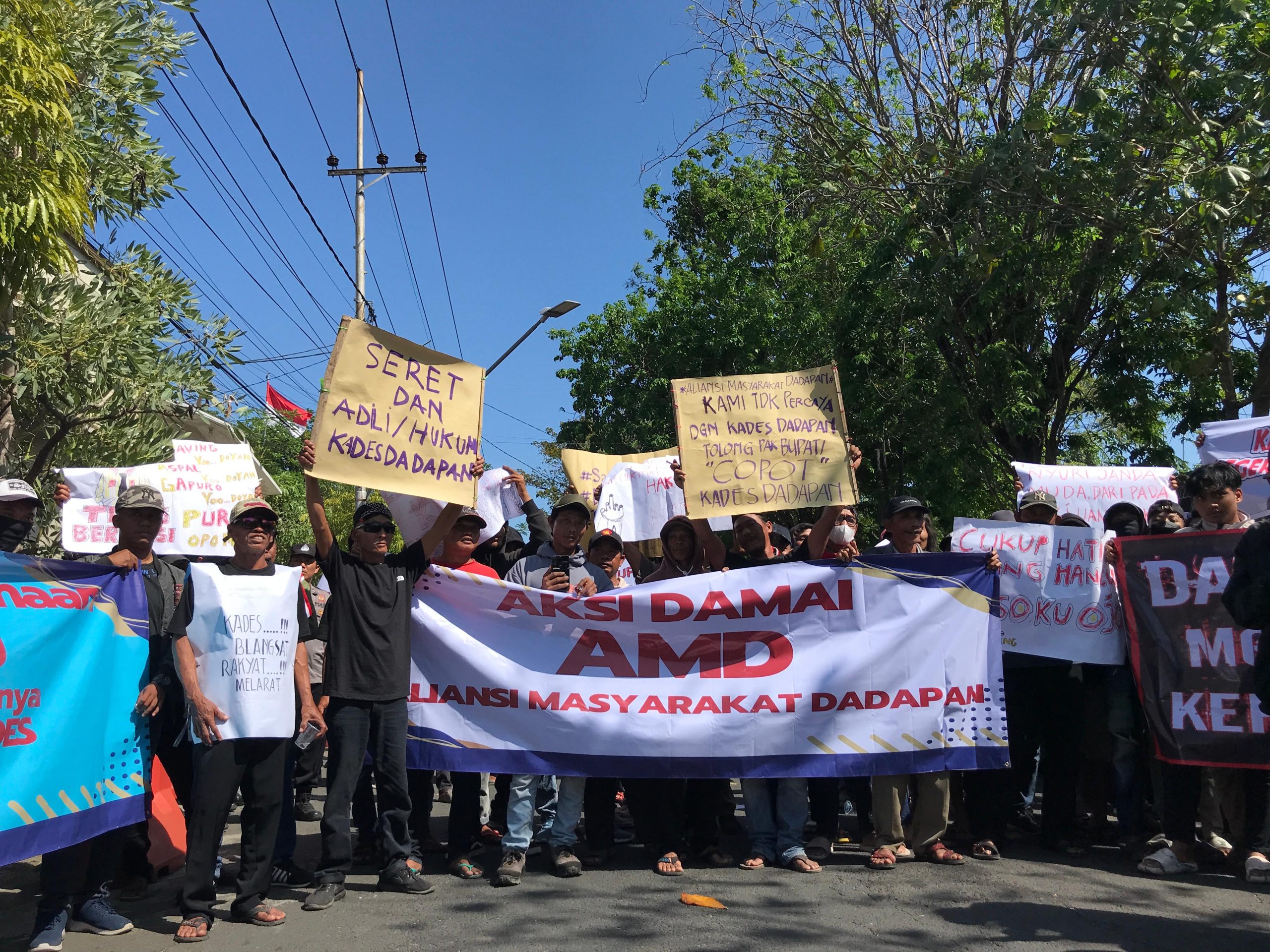 Warga Desa Dadapan Kepung Kejari Nganjuk, Desak Penuntasan Dugaan Korupsi Kades