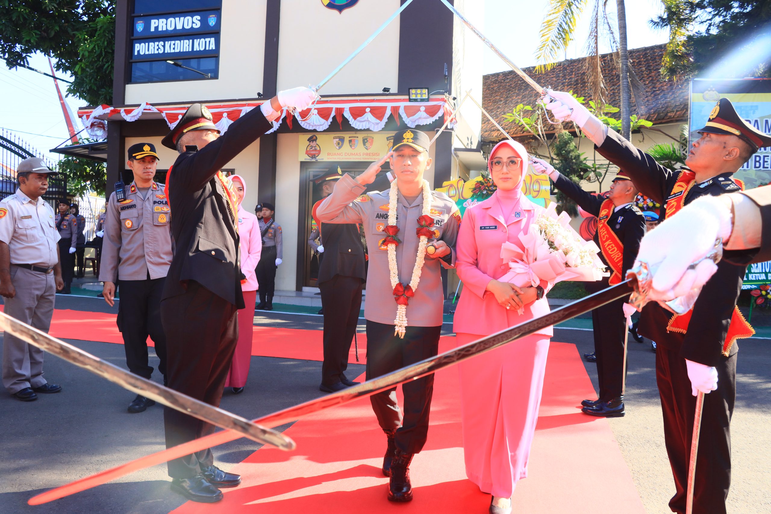 Tradisi Pedang Pora Sambut AKBP Anggi, Siap Lanjutkan Program Pendahulu