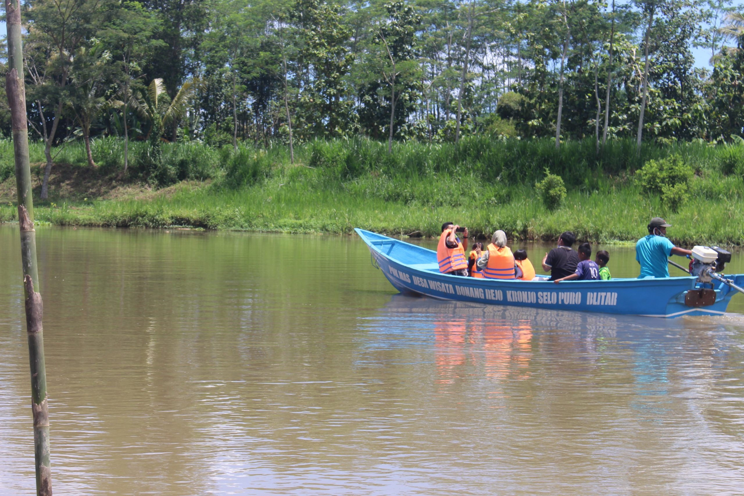 Wisata Air Perahu Mronjo, Cara Seru Menyusuri Sungai Brantas Bernuansa Pedesaan