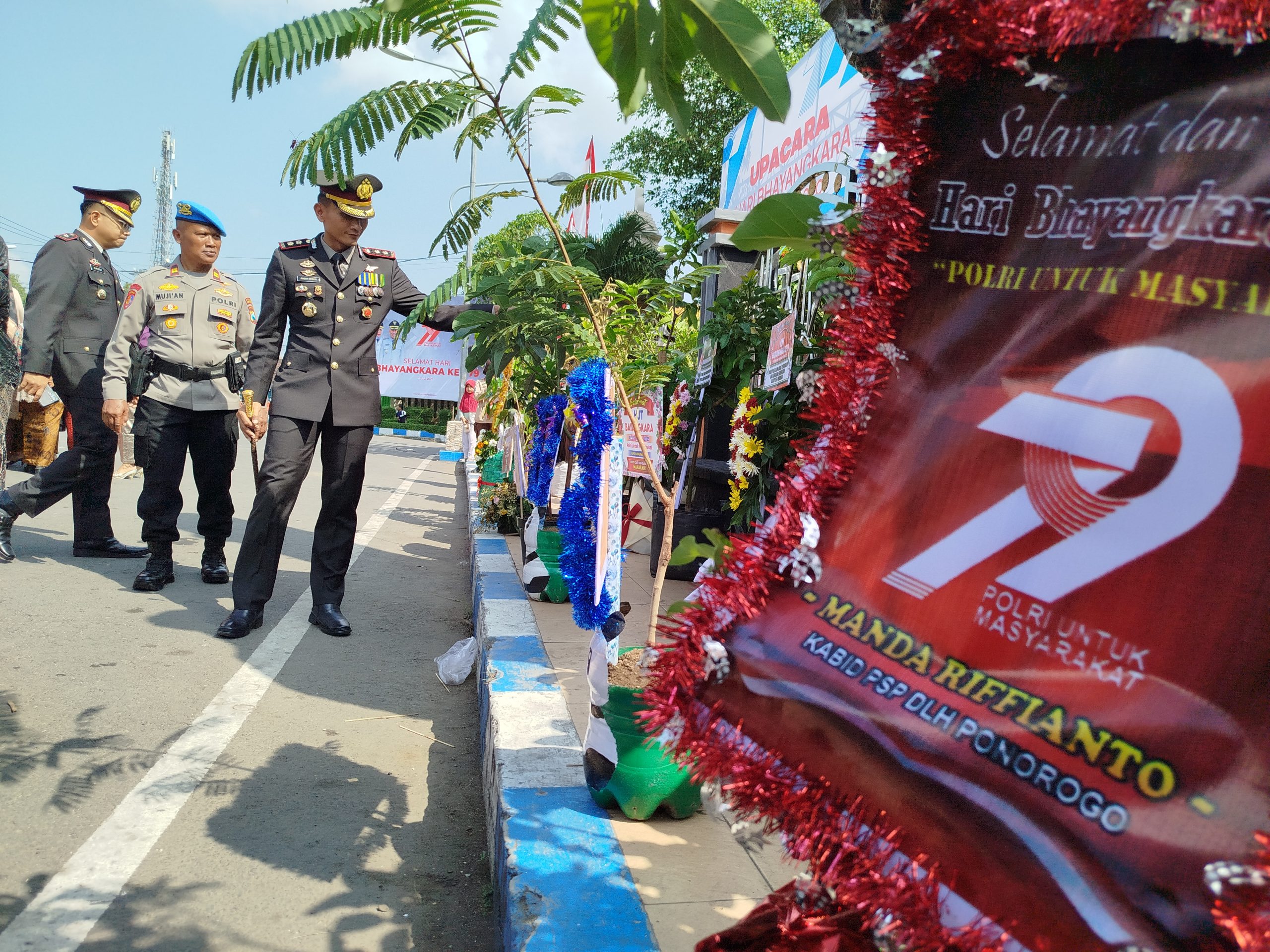 Peringati HUT Bhayangkara ke-79, Polres Ponorogo Ganti Karangan Bunga dengan Bibit Tanaman Produktif